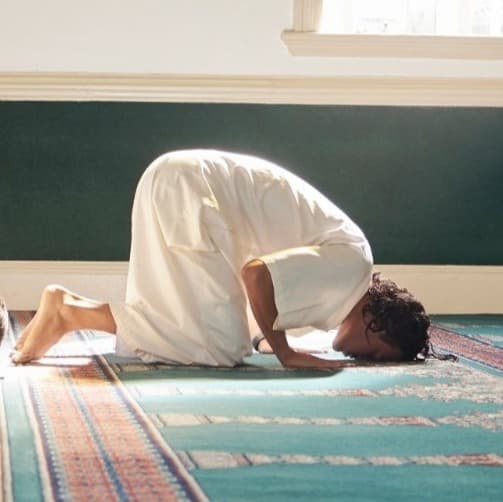 AXIS Niat Sholat Witir dan Tata Caranya yang Penting untuk Diamalkan image gambar