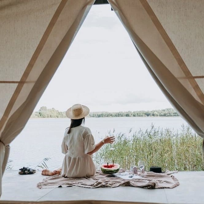AXIS Perbedaaan Glamping dan Camping, Mana yang Lebih Cocok Buatmu? image gambar