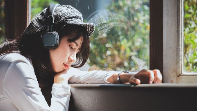 AXIS 15+ Rekomendasi Lagu Galau Indonesia yang Sedang Populer image gambar