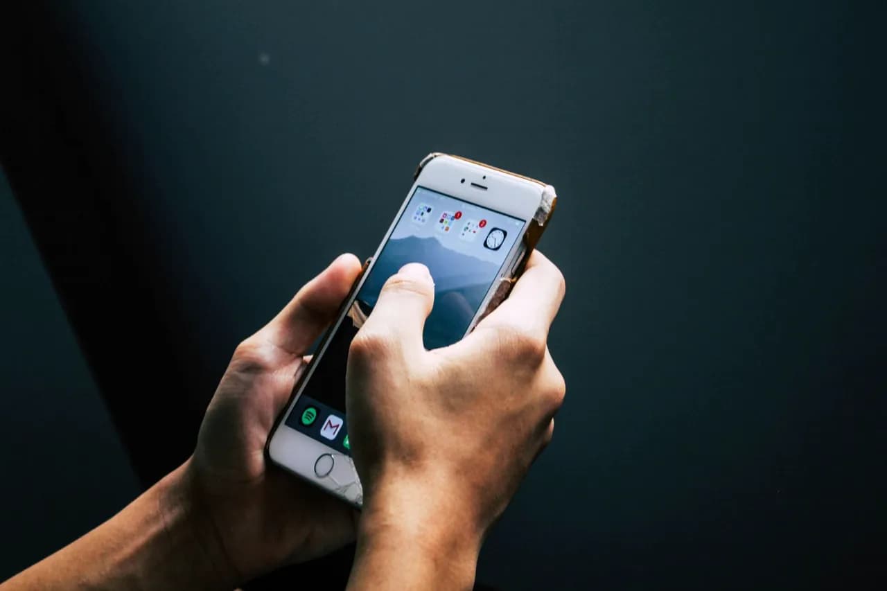 6 Aplikasi Live Streaming Bola Gratis di HP, Siap Nobar!