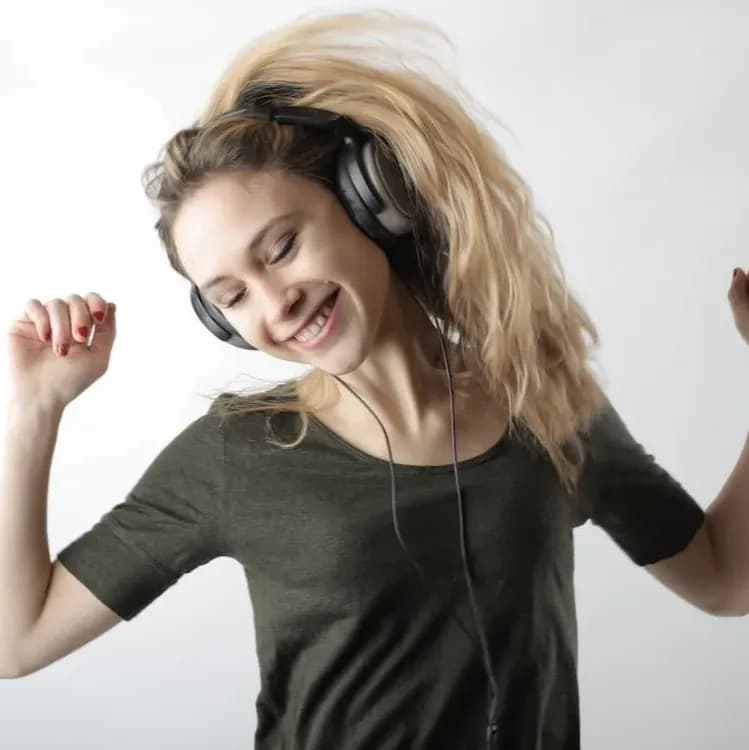 Daftar Lagu Paling Hits 2025 yang Viral di Media Sosial