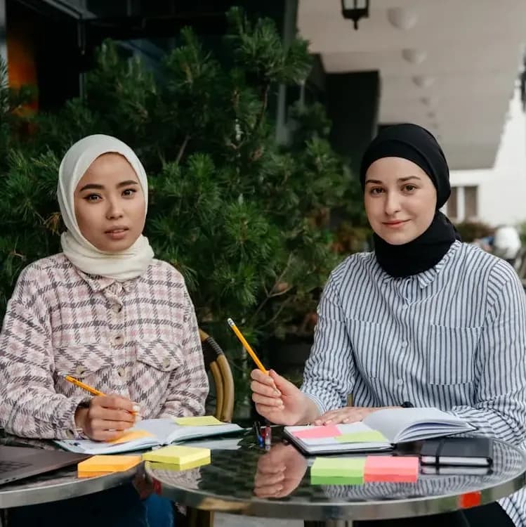 AXIS 12 Inspirasi Outfit Kuliah Hijab yang Simple dan Kasual image gambar