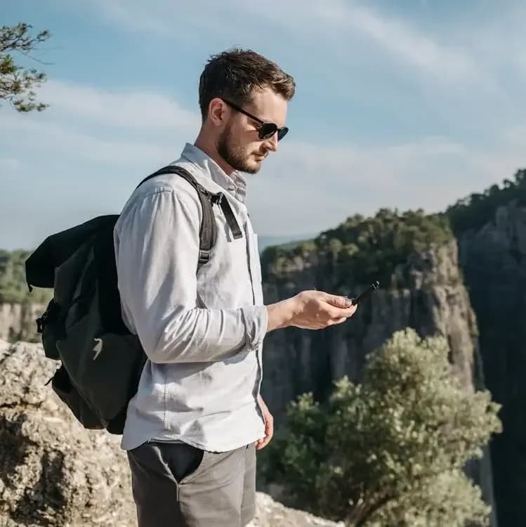 7 Rekomendasi Outfit Naik Gunung untuk Pria yang Keren