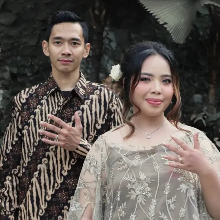 AXIS 10 Ide Outfit Kondangan Pria dan Wanita yang Kece dan Trendy image gambar