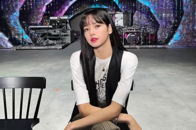 AXIS Intip Yuk! Ini Dia Biodata, Profile dan Juga Album Terbarunya Lisa Black Pink image gambar