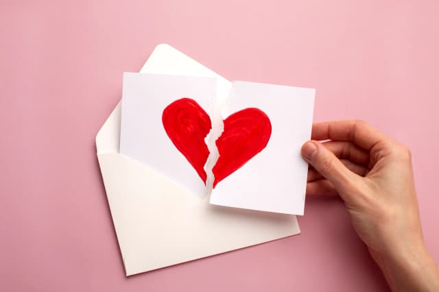 AXIS Apa Itu Love Scamming? Kenali Modus dan Ciri-Cirinya image gambar