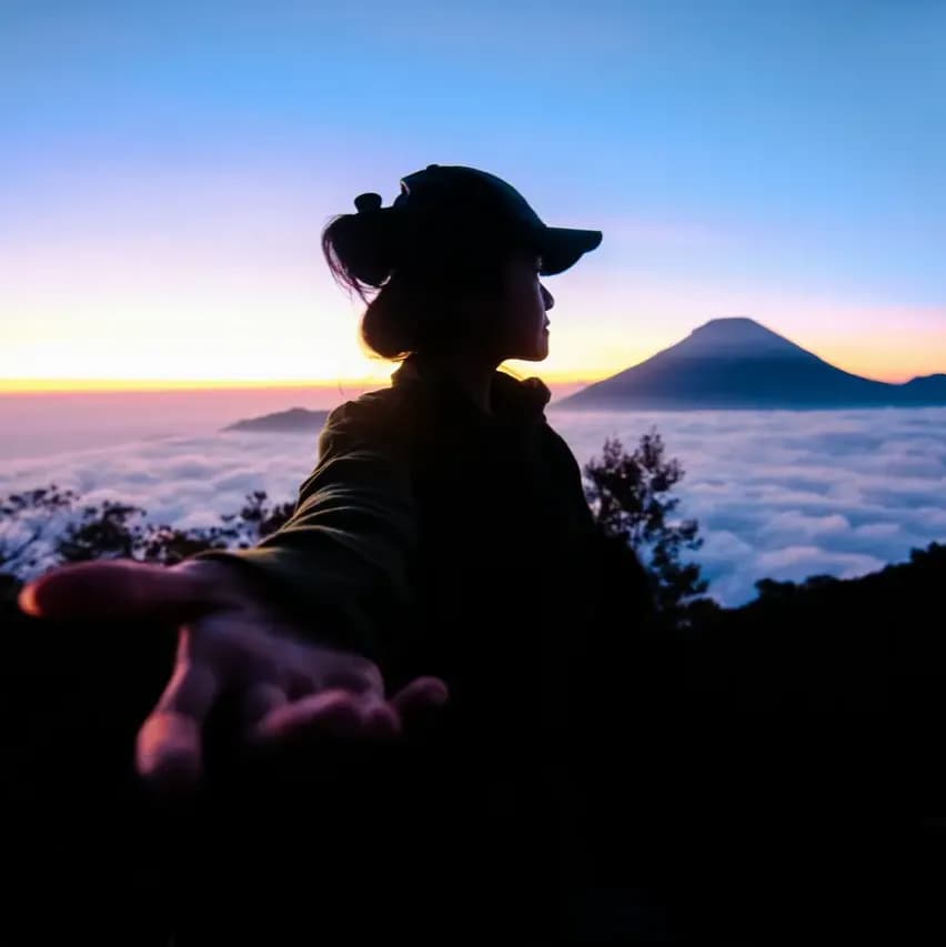 AXIS 10 Rekomendasi Gunung untuk Pemula di Indonesia, Siap Tektok image gambar