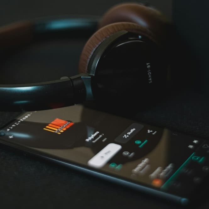 Daftar Lagu Bucin Indonesia yang Relate dengan Perasaan