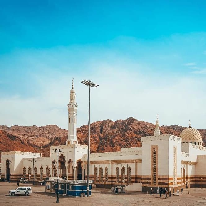 Melaksanakan Umroh dan Haji Bagi yang Mampu Hukumnya