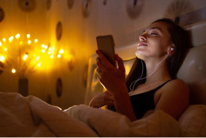 AXIS 15 Daftar Lagu TikTok yang Lagi Viral Hits 2025 dan Familiar Didengar image gambar