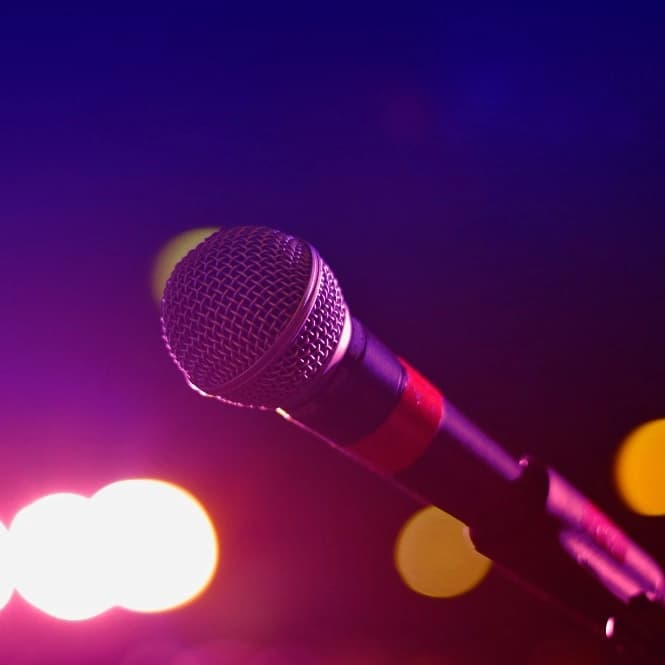 Nyanyi Serasa Konser dengan Daftar Lagu Karaoke Berikut!