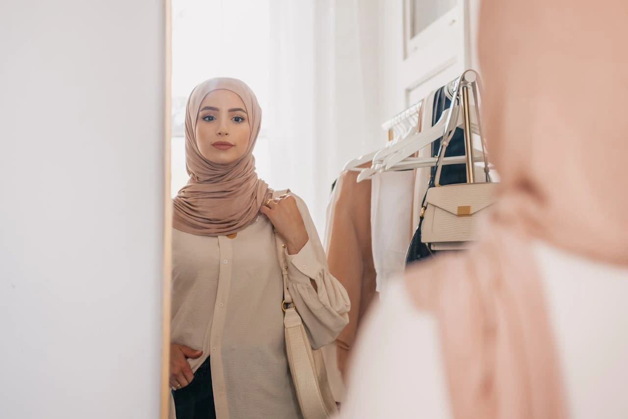 AXIS Tips OOTD Hijab Tubuh Pendek agar Terlihat Lebih Jenjang image gambar