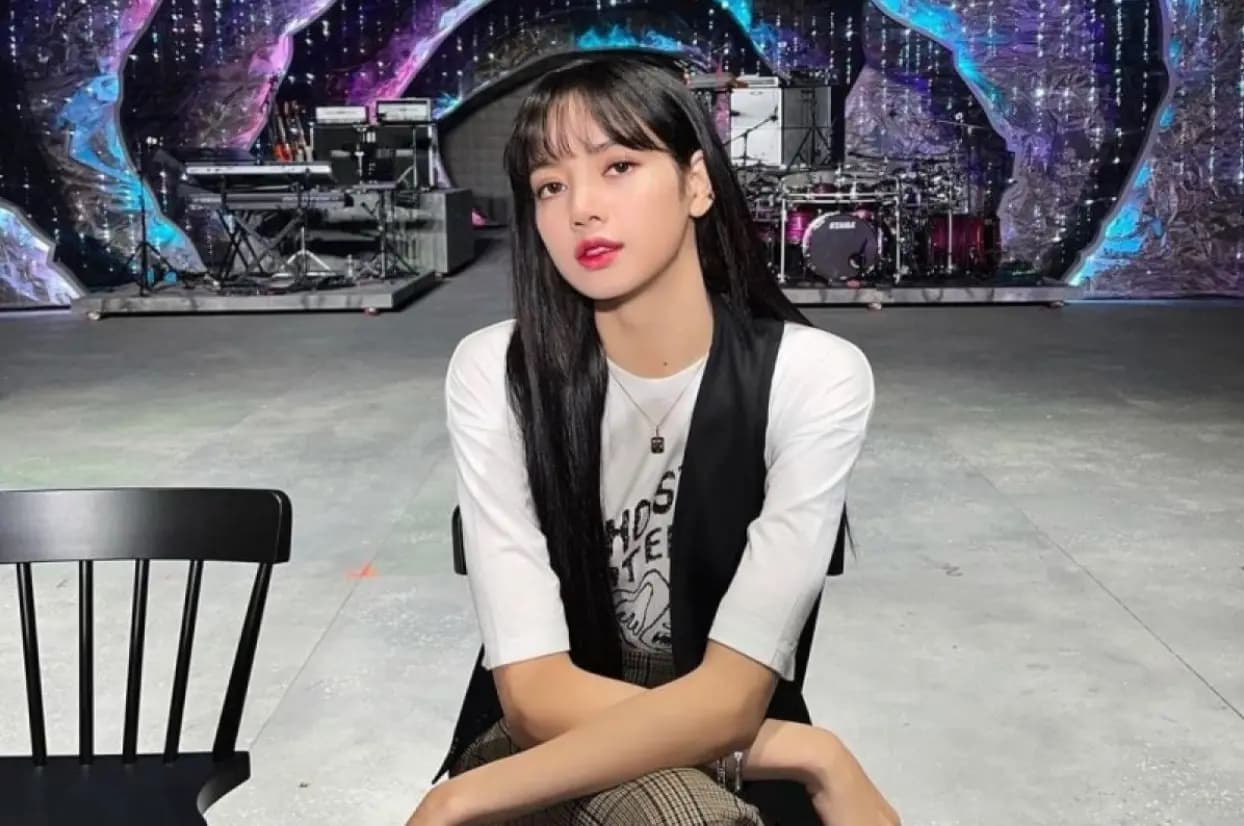 AXIS Intip Yuk! Ini Dia Biodata, Profile dan Juga Album Terbarunya Lisa Black Pink image gambar