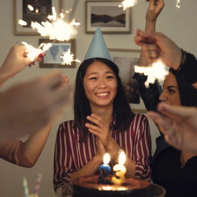 AXIS 10+ Prompt Ulang Tahun Gemini AI untuk Foto yang Estetik image gambar