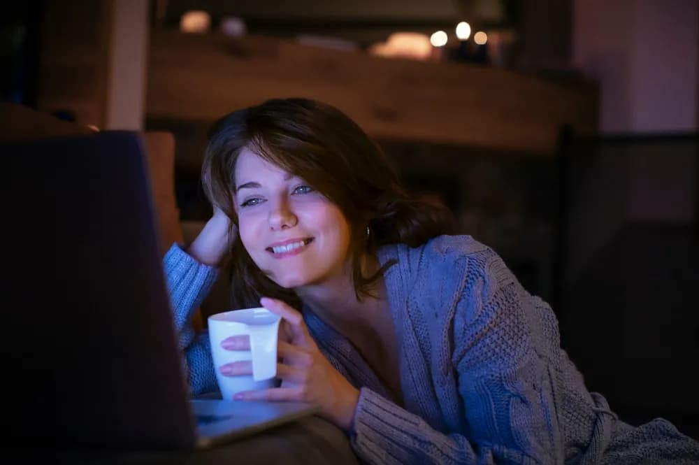 AXIS Nikmati Streaming VIU Premium Hemat Bersama AXIS image gambar